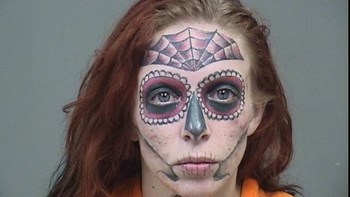 Συνελήφθη και έγινε… viral λόγω των τατουάζ της – ΦΩΤΟ