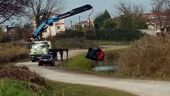 Γλίτωσε από θαύμα: Βρέθηκε στην κοίτη ποταμού με το Ι.Χ. του