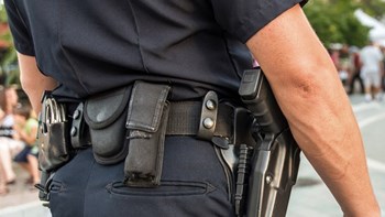 Άγιοι Σαράντα: Υπό κράτηση Έλληνας αστυνομικός – συνοδός βουλευτή