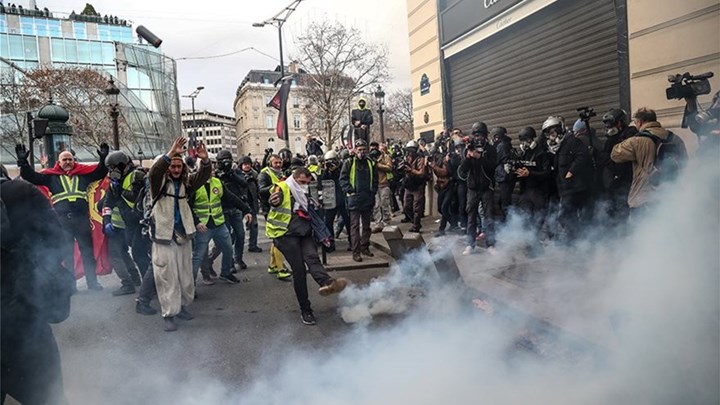 “Κίτρινα γιλέκα”: Συμπλοκές στο Παρίσι και αποκλεισμένοι δρόμοι σε όλη τη Γαλλία