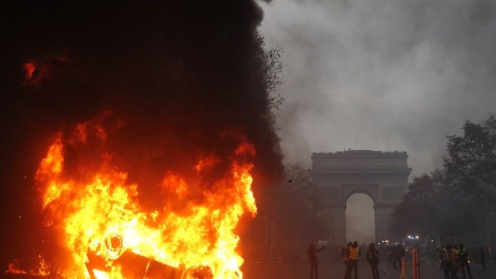 “Κίτρινα γιλέκα”: Χάος στο Παρίσι – 135 τραυματίες και 1.385 προσαγωγές – ΦΩΤΟ – ΒΙΝΤΕΟ