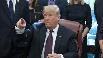 Τραμπ για τα επεισόδια στις διαδηλώσεις των “κίτρινων γιλέκων”: Πολύ θλιβερή ημέρα και νύχτα για το Παρίσι