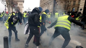 Τραυματίστηκαν και δημοσιογράφοι στις διαδηλώσεις των “κίτρινων γιλέκων” στο Παρίσι