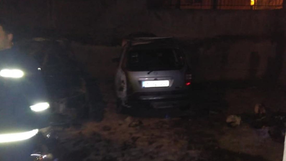 Έκρηξη σε δύο οχήματα σε πυλωτή πολυκατοικίας στη Γιτιά Κοζάνης