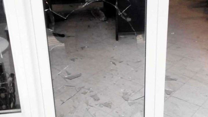 Έσπασε βιτρίνα καταστήματος και άρπαξε την ταμειακή