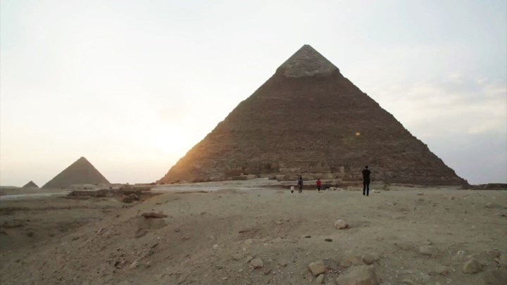 Σάλος στην Αίγυπτο – Γυμνό ζευγάρι σκαρφάλωσε στην Πυραμίδα του Χέοπα