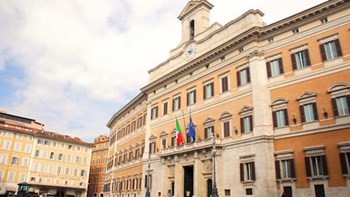 Ροζ σκάνδαλο στην ιταλική Βουλή – Η κάμερα “συνέλαβε” βουλευτές να ερωτοτροπούν