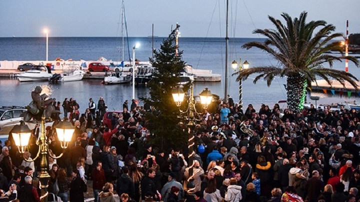 Άναψαν το χριστουγεννιάτικο δέντρο στο Μάτι – ΒΙΝΤΕΟ