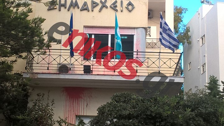 Οι πρώτες εικόνες από την επίθεση του Ρουβίκωνα στο δημαρχείο Αλίμου – ΒΙΝΤΕΟ