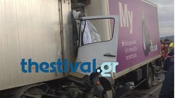 Τραγωδία με έναν νεκρό στη Θεσσαλονίκη – Συγκρούστηκαν δύο φορτηγά – ΦΩΤΟ