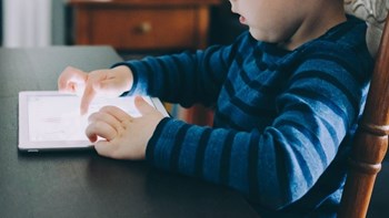 Προσοχή: Οι πολλές ώρες μπροστά στην οθόνη επηρεάζουν τον εγκέφαλο των παιδιών