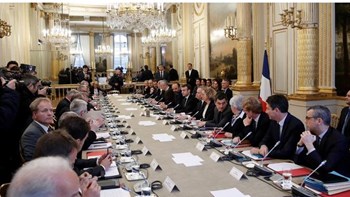 DW: Στενά τα περιθώρια του Μακρόν για να ικανοποιήσει τα “κίτρινα γιλέκα”