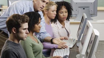 Η συμμετοχή των γυναικών στην ψηφιακή οικονομία της ΕΕ εξακολουθεί να υστερεί