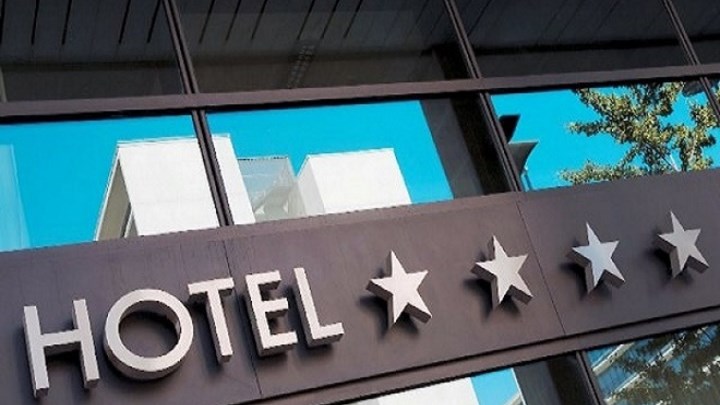 Ηλιόπουλος: Αυξήσεις σε 40.000 εργαζόμενους από την κλαδική σύμβαση στα ξενοδοχεία