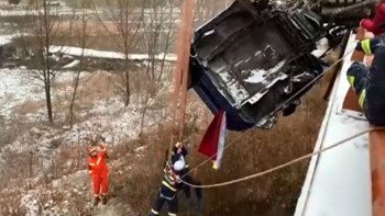 Δραματική διάσωση οδηγού στην Κίνα – To φορτηγό “κρεμόταν” στον αέρα – ΒΙΝΤΕΟ