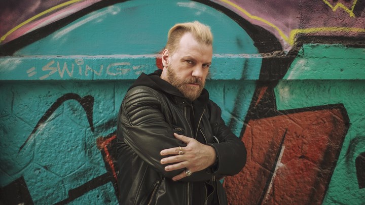 Το σαρωτικό «Toc Toc» ανηφορίζει Θεσσαλονίκη με νέο γερό καστ!