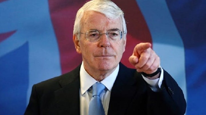 Τζον Μέιτζορ: Να αναβληθεί το Brexit για να δοθεί χρόνος