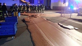 Γλυκό… ατύχημα – “Πλημμύρισε” δρόμος με έναν τόνο σοκολάτα – ΦΩΤΟ