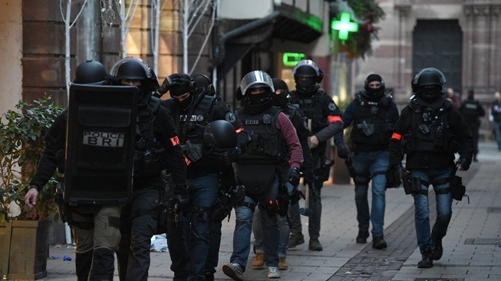 Ανθρωποκυνηγητό για τη σύλληψη του δράστη της επίθεσης στο Στρασβούργο – Άκαρπη η αστυνομική επιχείρηση – ΒΙΝΤΕΟ