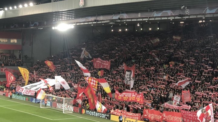 Καθηλώνει το θέαμα στο «Άνφιλντ» με το «You’ll never walk alone» – ΒΙΝΤΕΟ