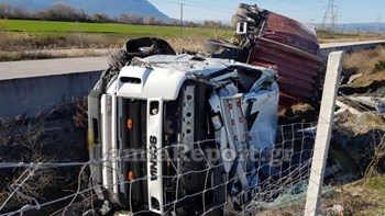 Διαλύθηκε νταλίκα στην Εθνική Αθηνών-Λαμίας – Από θαύμα σώθηκε ο οδηγός – ΦΩΤΟ