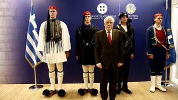 Παρουσία του Προκόπη Παυλόπουλου η παρουσίαση σειράς γραμματοσήμων για την Προεδρική Φρουρά