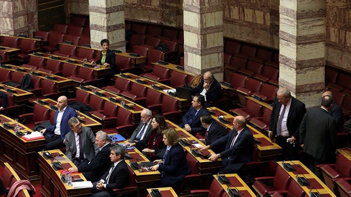 Πρωτοφανής καβγάς στη Βουλή: «Σκάσε ρε τσόκαρο» – «Κάτσε κάτω ρε γελοίε»