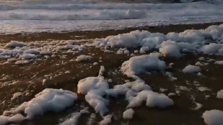 Γέμισε αφρούς η θάλασσα – Το μοναδικό φαινόμενο που εντυπωσίασε – ΒΙΝΤΕΟ