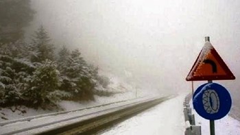 Απαγόρευση κυκλοφορίας φορτηγών στα Καλάβρυτα από τη χιονόπτωση