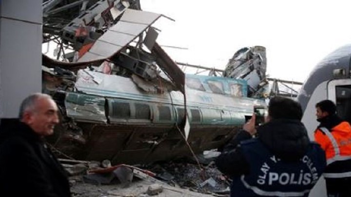 Αυξάνεται ο τραγικός απολογισμός του σιδηροδρομικού δυστυχήματος στην Άγκυρα
