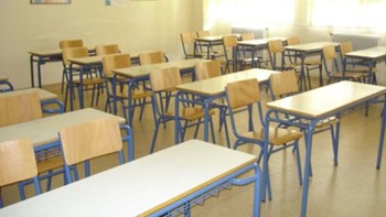 Ασύλληπτο: Διευθυντής σχολείου στη Ρόδο καθαρίζει τις τουαλέτες γιατί δεν υπάρχει καθαρίστρια