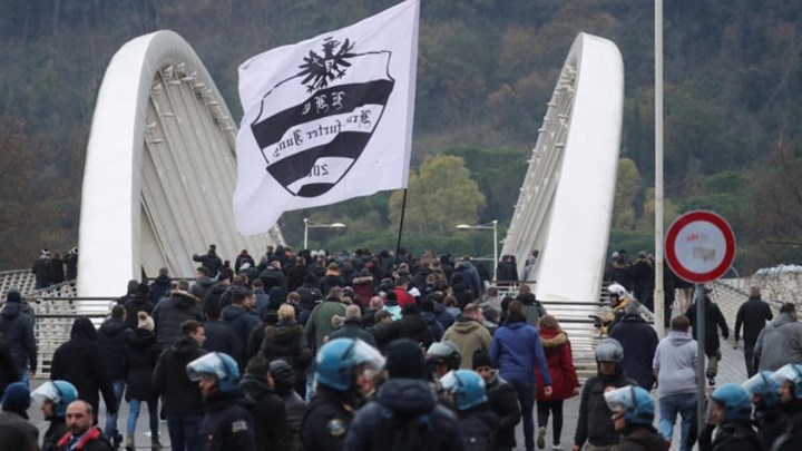 Πανικός στη Ρώμη: Συγκρούσεις οπαδών με αστυνομικούς – ΦΩΤΟ