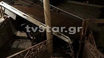Δεν ξανάγινε: Αυτοκίνητο και φορτηγό κατέληξαν σε αυλή σπιτιού έπειτα από τροχαίο στη Λαμία- ΦΩΤΟ