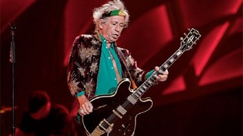 Ο Κιθ Ρίτσαρντς των Rolling Stones δηλώνει ότι… περίπου έκοψε το ποτό