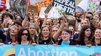 Το ιρλανδικό κοινοβούλιο ενέκρινε τη νομιμοποίηση της άμβλωσης