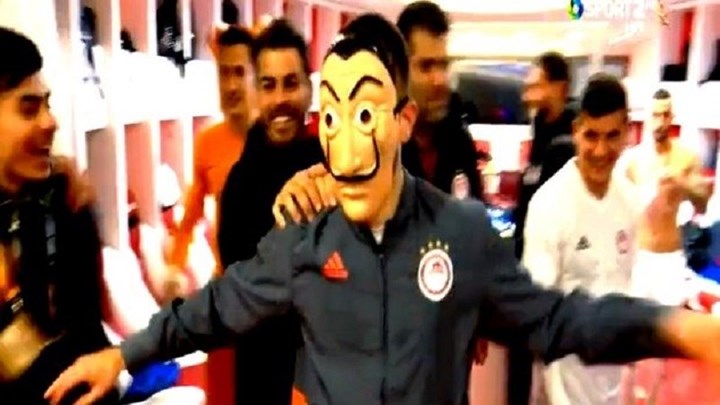 Ποιος είναι ο παίκτης που πανηγυρίζει με την μάσκα από το Casa De Papel; – Πανζουρλισμός στα αποδυτήρια του Ολυμπιακού- ΦΩΤΟ-ΒΙΝΤΕΟ