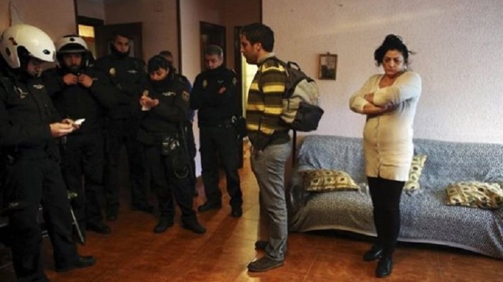 Της έκαναν έξωση τα ξημερώματα για να αποφύγουν τις κάμερες