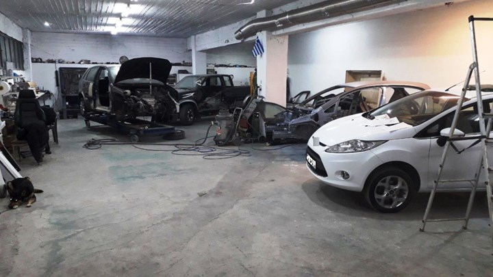 Εξαρθρώθηκε σπείρα που έκλεβε οχήματα και πουλούσε τα ανταλλακτικά – Ο αρχηγός έδινε εντολές από τη φυλακή – ΦΩΤΟ