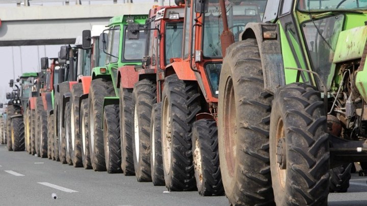 Οι αγρότες βγάζουν τα τρακτέρ στους δρόμους – Τη Δευτέρα ξεκινούν οι κινητοποιήσεις