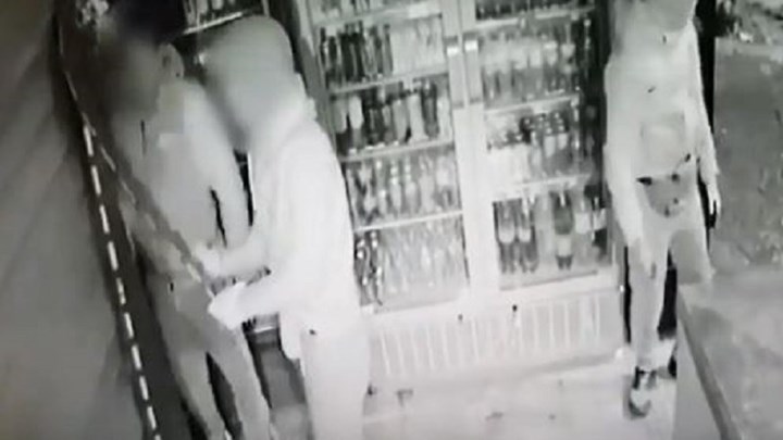 Ληστές για…κλάματα: Προσπαθούσαν επί μισή ώρα να διαρρήξουν ένα περίπτερο – ΒΙΝΤΕΟ