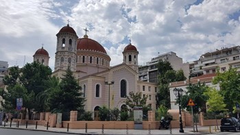 Παρέμβαση αναρχικών στη Μητρόπολη Θεσσαλονίκης – “Άνθιμε ψάξε πλανήτη για να σωθείς” – ΦΩΤΟ