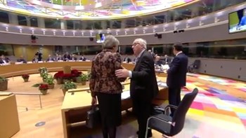 Ο Γιούνκερ απαντά στις φήμες για τον καβγά με τη Μέι: Τουλάχιστον δεν χορεύαμε