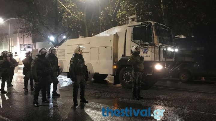 Το υδροφόρο όχημα της ΕΛΑΣ στην παρθενική του εμφάνιση στη Θεσσαλονίκη – ΒΙΝΤΕΟ – ΦΩΤΟ