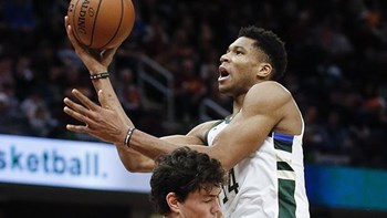 «Διαστημικός» ο Giannis – Ισοφάρισε το ρεκόρ καριέρας του στην εκτός έδρας νίκη των Μπακς επί των Καβαλίερς