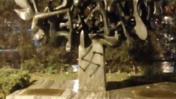 Βεβήλωσαν το μνημείο του Ολοκαυτώματος στη Θεσσαλονίκη – ΦΩΤΟ