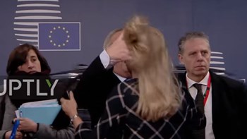 Ο Γιούνκερ “ξεμαλλιάζει” γυναίκα στη Σύνοδο Κορυφής και γίνεται viral – ΒΙΝΤΕΟ