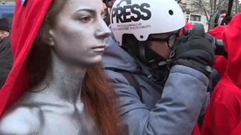 Και οι γυμνόστηθες ακτιβίστριες της Femen στις διαδηλώσεις των “κίτρινων γιλέκων” – ΒΙΝΤΕΟ