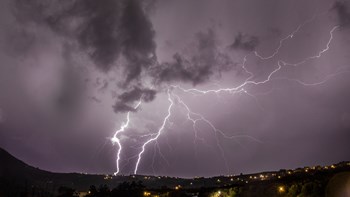 Οι κεραυνοί έκαναν τη νύχτα μέρα στο Ηράκλειο – ΦΩΤΟ