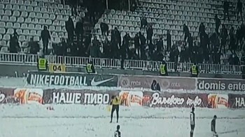 Επίθεση σε βοηθό διαιτητή με… χιονόμπαλες – ΒΙΝΤΕΟ