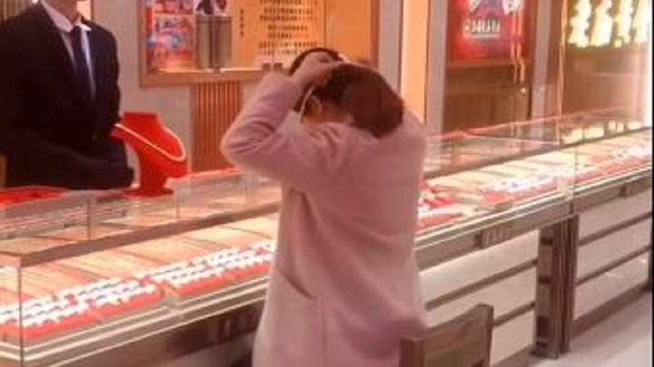 Επική φάρσα σε κοσμηματοπωλεία στην Κίνα – Πάρε το χρυσό και… τρέχα – ΒΙΝΤΕΟ